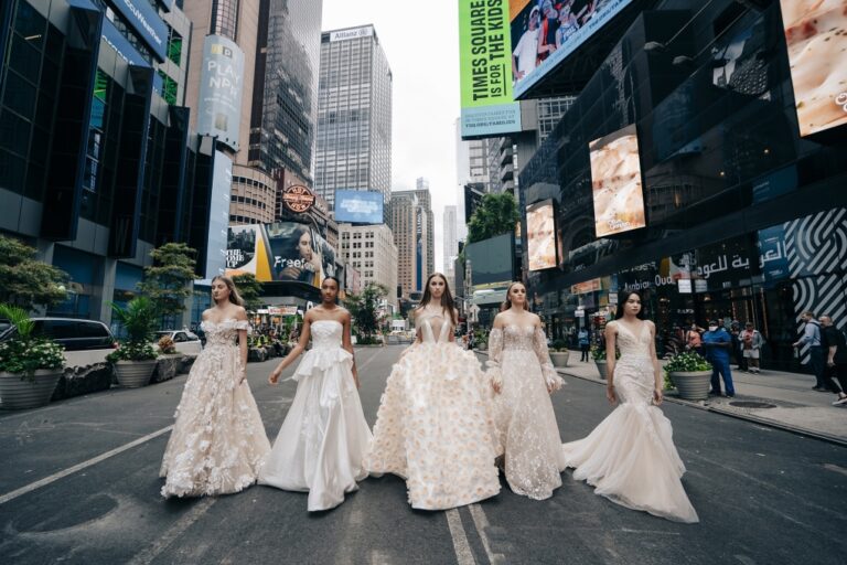 Mẫu quốc tế diện đầm cưới của nhà thiết kế Việt