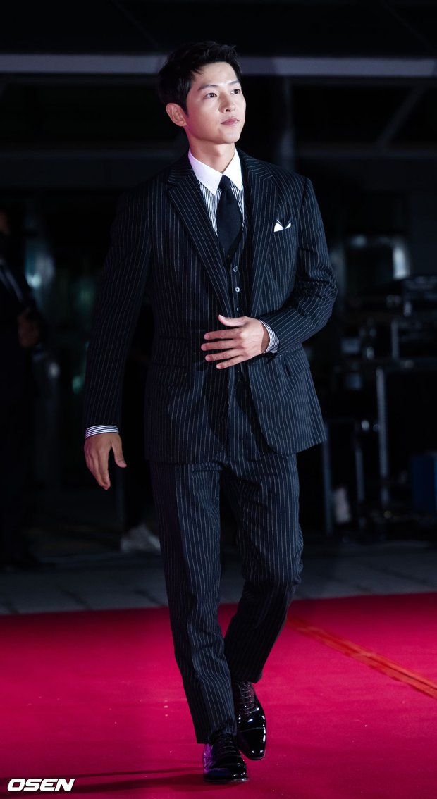Thảm đỏ lễ trao giải APAN Star Awards 2022: Song Joong Ki dẫn đầu dàn mỹ nam - Ảnh 2.