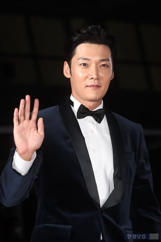 Thảm đỏ lễ trao giải APAN Star Awards 2022: Song Joong Ki dẫn đầu dàn mỹ nam - Ảnh 5.
