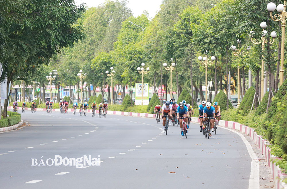 Các tay đua thi đấu trên cung đường đẹp của TP. Biên Hòa