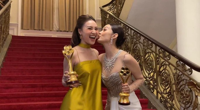 Ninh Dương Lan Ngọc và Minh Hằng hôn nhau thắm thiết ở hậu trường Lễ trao Giải Mai Vàng