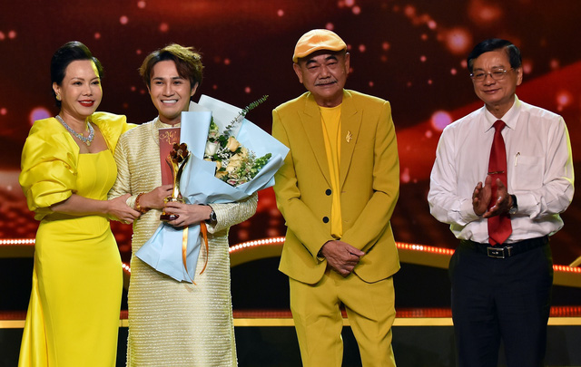 Nhan Phúc Vinh - Ninh Dương Lan Ngọc nhận giải Diễn viên điện ảnh được yêu thích - Ảnh 3.