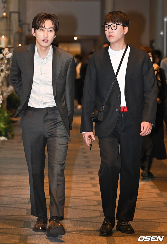 Toàn cảnh đám cưới 2 tỷ của Lee Seung Gi: Cô dâu chú rể trao nụ hôn, khách mời như lễ trao giải, tiết mục rộn ràng tựa concert - Ảnh 8.