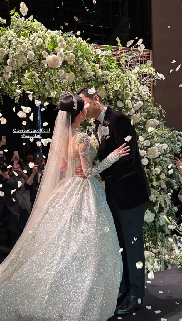 Toàn cảnh đám cưới 2 tỷ của Lee Seung Gi: Cô dâu chú rể trao nụ hôn, khách mời như lễ trao giải, tiết mục rộn ràng tựa concert - Ảnh 19.