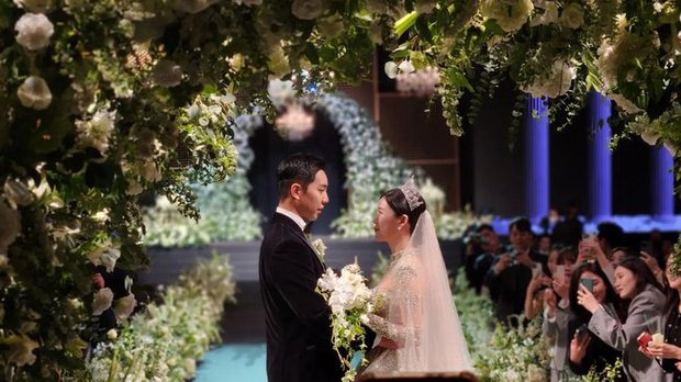 Toàn cảnh đám cưới 2 tỷ của Lee Seung Gi: Cô dâu chú rể trao nụ hôn, khách mời như lễ trao giải, tiết mục rộn ràng tựa concert - Ảnh 22.