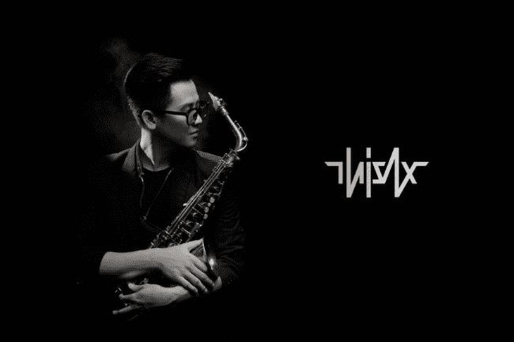 Nghệ sĩ saxophone Hoàng Thi sẽ góp mặt trình diễn trong triển lãm Glory to GLORY, hứa hẹn mang tới khán giả những trải nghiệm nghệ thuật say đắm.