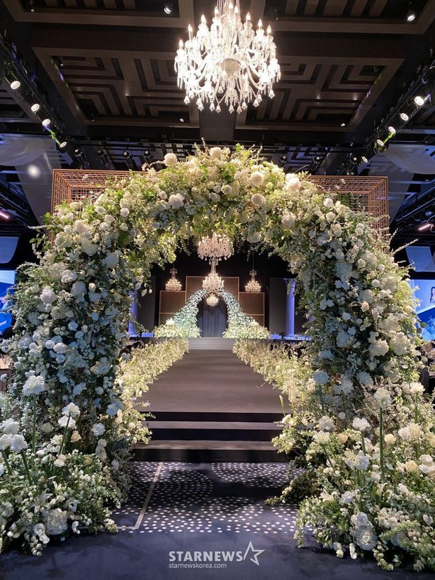 Toàn cảnh đám cưới 2 tỷ của Lee Seung Gi: Cô dâu chú rể trao nụ hôn, khách mời như lễ trao giải, tiết mục rộn ràng tựa concert - Ảnh 11.