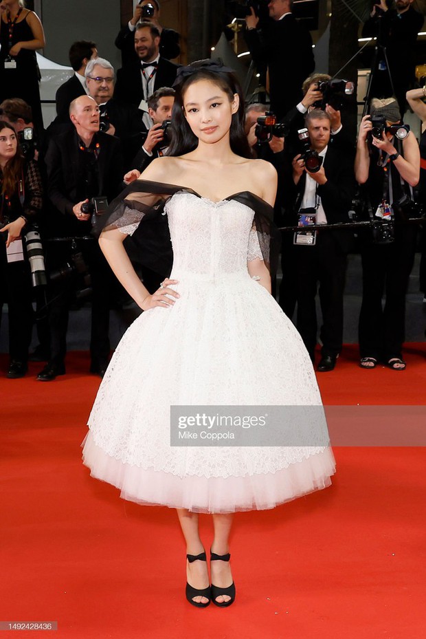 Jennie lộng lẫy như công chúa, át con gái Johnny Depp trên thảm đỏ LHP Cannes - Ảnh 2.