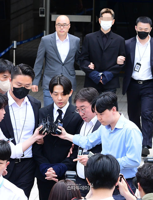 Yoo Ah In và bạn trai tin đồn bị trói tay áp giải tới trại tạm giam - Ảnh 4.