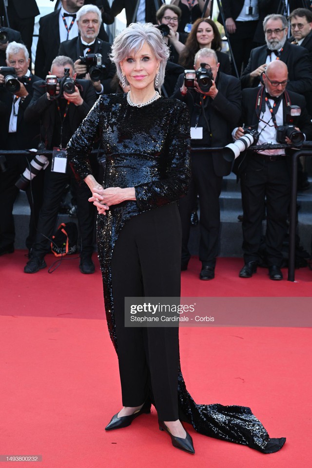 Thảm đỏ bế mạc LHP Cannes 2023: Phạm Băng Băng như “thiên nga đen”, Orlando Bloom và gia đình đạo diễn Trần Anh Hùng nổi bật giữa dàn sao - Ảnh 12.
