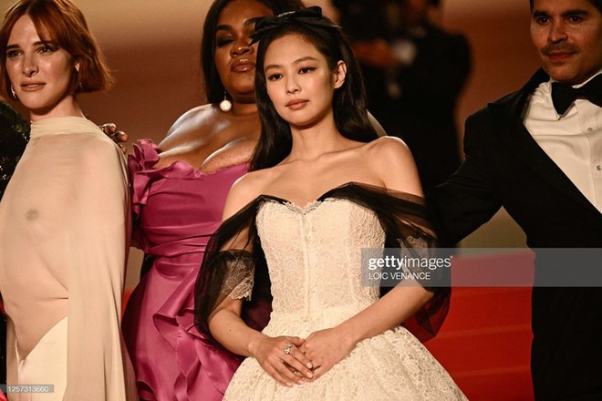 Jennie lộng lẫy như công chúa, át con gái Johnny Depp trên thảm đỏ LHP Cannes - Ảnh 10.
