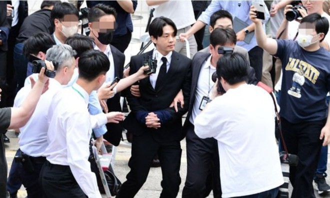 Yoo Ah In và bạn trai tin đồn bị trói tay áp giải tới trại tạm giam - Ảnh 3.