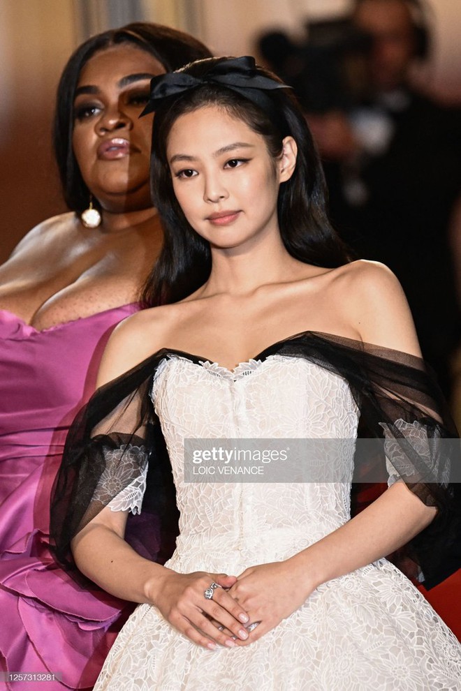 Jennie lộng lẫy như công chúa, át con gái Johnny Depp trên thảm đỏ LHP Cannes - Ảnh 9.