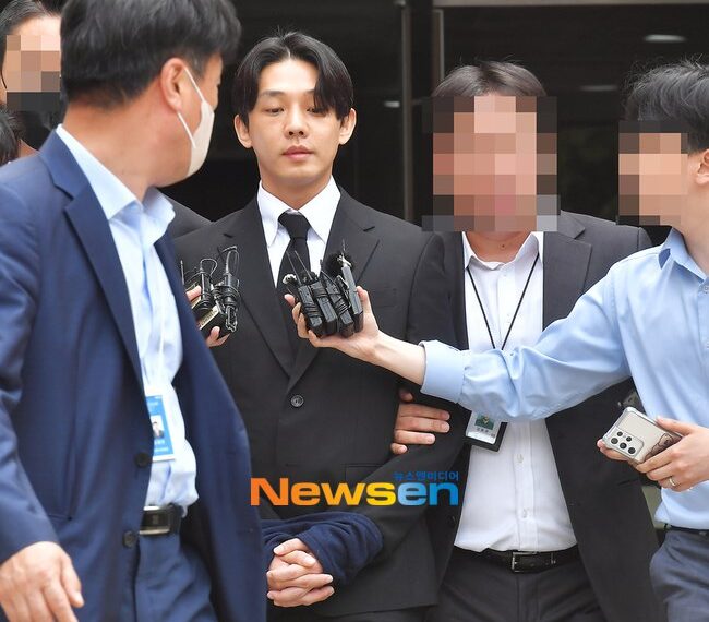 Yoo Ah In và bạn trai tin đồn bị trói tay áp giải tới trại tạm giam - Ảnh 2.