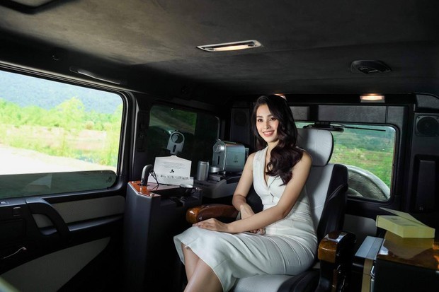 Trước ồn ào hẹn hò ông Đặng Lê Nguyên Vũ, Hoa hậu Tiểu Vy ngồi Mercedes G55, quảng bá khu sinh thái ông Vũ đang tu luyện - Ảnh 1.