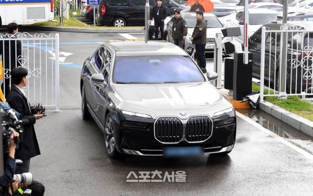 G-Dragon đi xe sang trình diện cảnh sát vì bê bối ma tuý: Nụ cười nhếch mép gây tranh cãi, 150 người được điều động đảm bảo an ninh - Ảnh 2.