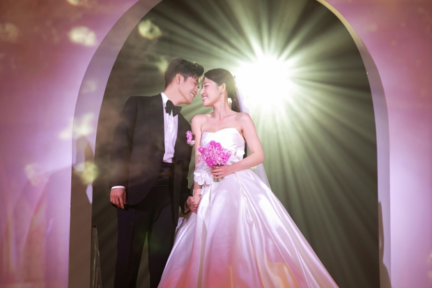 Ảnh full HD đám cưới Puka và Gin Tuấn Kiệt: Cô dâu chú rể quá đẹp đôi, lụi tim trước loạt khoảnh khắc ngọt ngào được công bố - Ảnh 7.