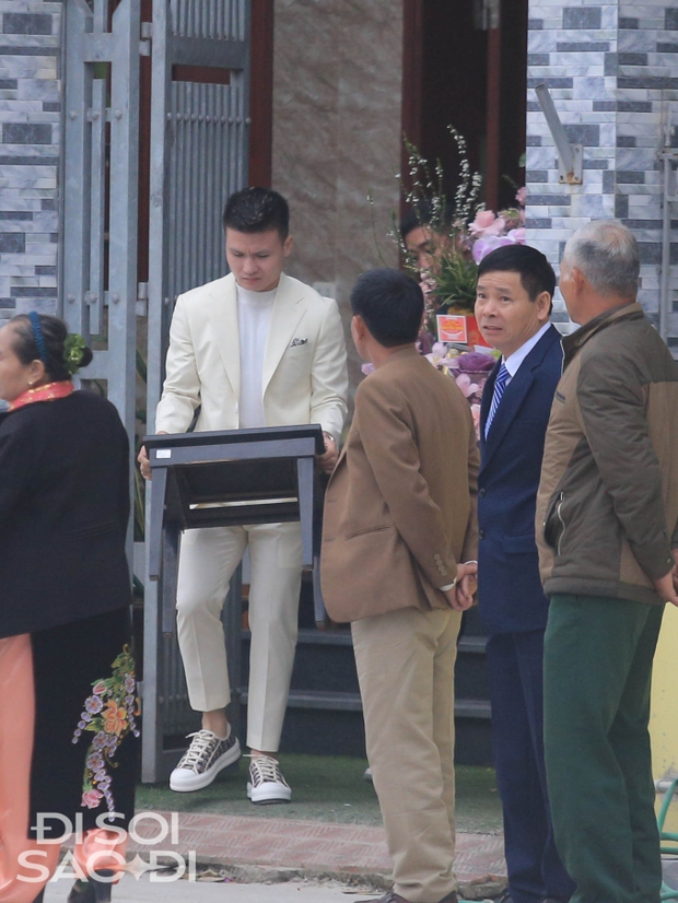 Độc quyền: Quang Hải diện suit trắng bảnh bao đi hỏi cưới Chu Thanh Huyền - Ảnh 2.