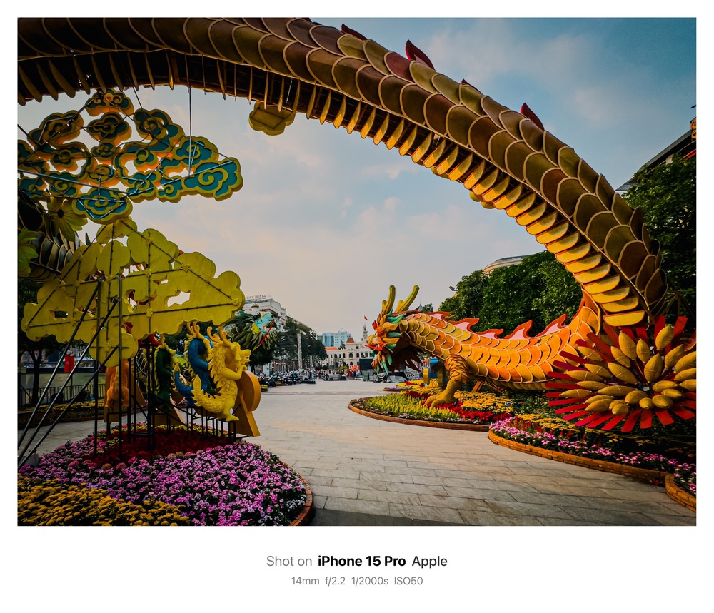 Ngắm ảnh iPhone 15 Pro chụp linh vật rồng đường hoa Nguyễn Huệ: Đẹp rực rỡ, hoành tráng! - Ảnh 5.